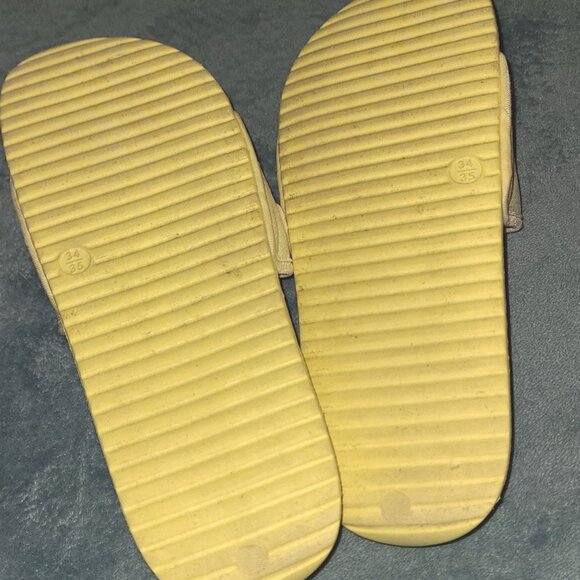 Girl's H&M flip flop sandals yellow w/ rainbow cloud emblems Size 34/35 - Picture 3 of 3